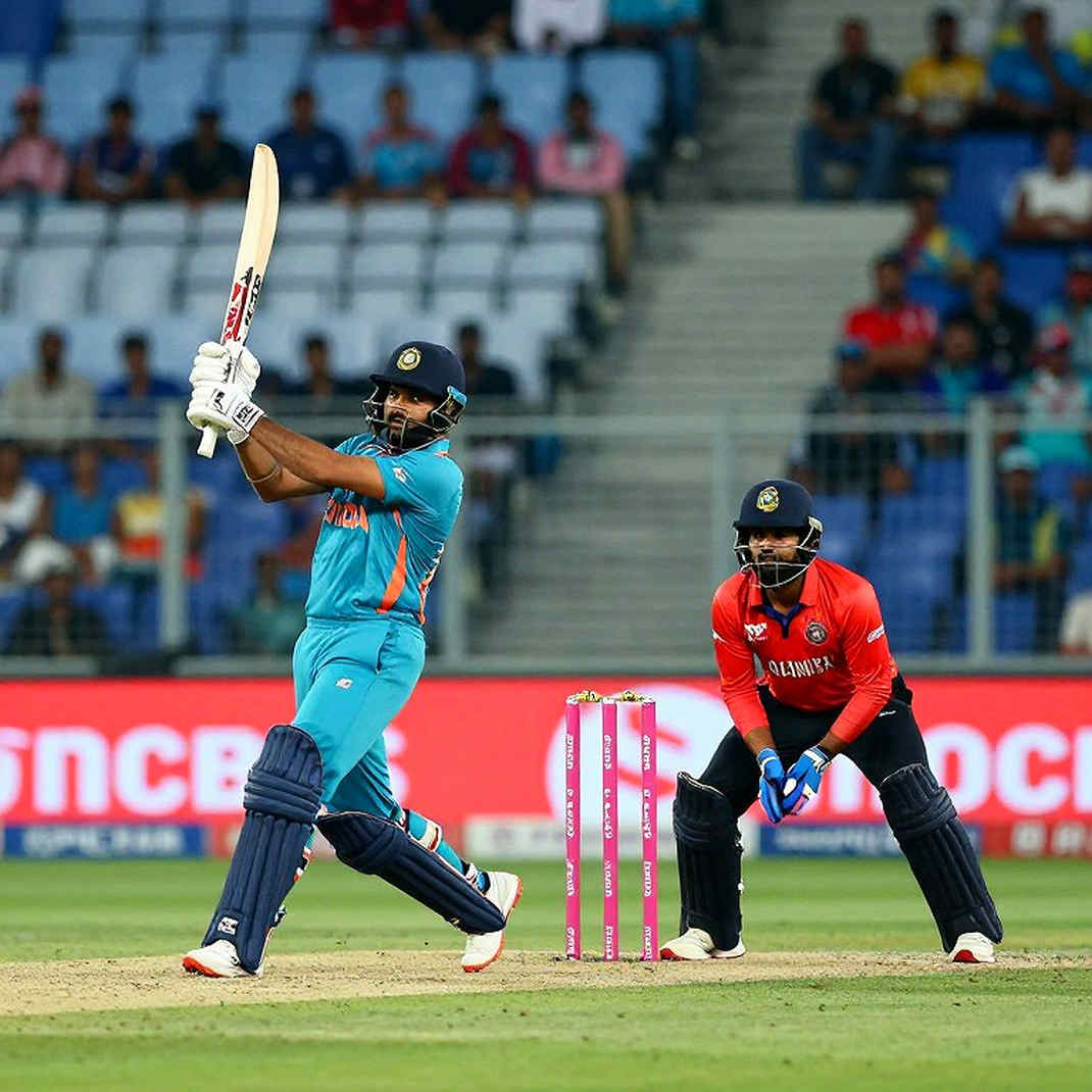 ৩৭ বছরের ঘড়ি, কামিন্সের সযত্ন ভাষা এবং কায়োর একচেটিয়া মাইক্রোফোন